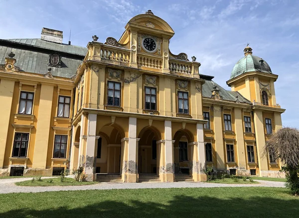 Pejacevic Kalesi (Büyük Kale) veya kont Pejacevic veya Dvorac Pejacevic ili Stari dvorac grofova Pejacevic ili Veliki dvorac eski kale - Nasice, Hırvatistan