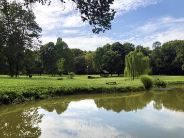 Pejacevic kale veya Umjetno jezero (ribnjak) u perivoju dvorca Pejaceviç parkında yapay göl (gölet) - Nasice, Hırvatistan