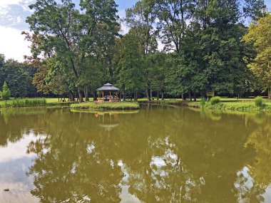 Pejacevic kale veya Umjetno jezero (ribnjak) u perivoju dvorca Pejaceviç parkında yapay göl (gölet) - Nasice, Hırvatistan