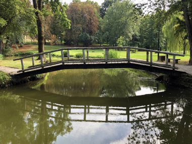 Pejacevic kale veya Umjetno jezero (ribnjak) u perivoju dvorca Pejaceviç parkında yapay göl (gölet) - Nasice, Hırvatistan