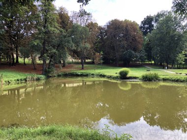 Pejacevic kale veya Umjetno jezero (ribnjak) u perivoju dvorca Pejaceviç parkında yapay göl (gölet) - Nasice, Hırvatistan