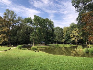 Pejacevic kale veya Umjetno jezero (ribnjak) u perivoju dvorca Pejaceviç parkında yapay göl (gölet) - Nasice, Hırvatistan