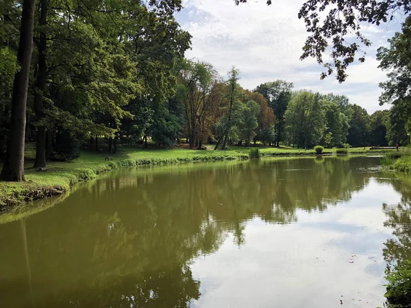 Pejacevic kale veya Umjetno jezero (ribnjak) u perivoju dvorca Pejaceviç parkında yapay göl (gölet) - Nasice, Hırvatistan