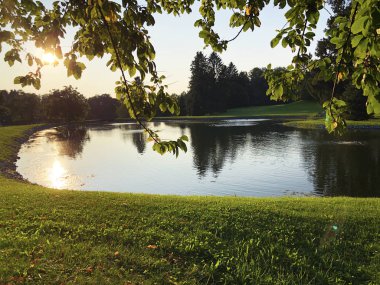 Golf sahası Breitenloo veya Seeli Golfplatz Breitenloo, Oberwil bei Nurensdorf küçük göl - Zürih Kton, İsviçre