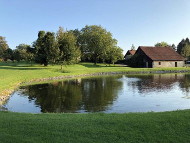 Golf sahası Breitenloo veya Seeli Golfplatz Breitenloo, Oberwil bei Nurensdorf küçük göl - Zürih Kton, İsviçre