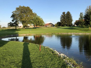 Golf sahası Breitenloo veya Seeli Golfplatz Breitenloo, Oberwil bei Nurensdorf küçük göl - Zürih Kton, İsviçre