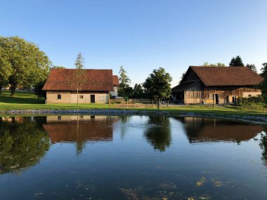 Golf sahası Breitenloo veya Seeli Golfplatz Breitenloo, Oberwil bei Nurensdorf küçük göl - Zürih Kton, İsviçre