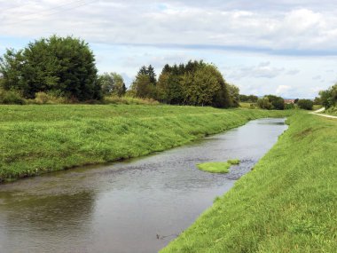 Nehir Orljava veya Setnica uz obalu rijeke Orljave kıyısı boyunca Gezinti - Pozega, Hırvatistan