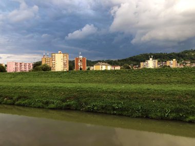 Nehir Orljava veya Setnica uz obalu rijeke Orljave kıyısı boyunca Gezinti - Pozega, Hırvatistan