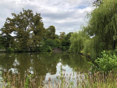 Maksimir Parkı veya Prvo Jezero u Maksimirskom Perivoju ili u Parku Maksimir ilk Gölü - Zagreb, Hırvatistan (Hrvatska)