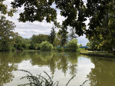 Maksimir Parkı veya Prvo Jezero u Maksimirskom Perivoju ili u Parku Maksimir ilk Gölü - Zagreb, Hırvatistan (Hrvatska)