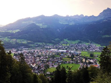 Linth Nehri'nin alp vadisinde naefels (Nafels) ve Mollis yerleşimleri - Glarus Kantonu, İsviçre