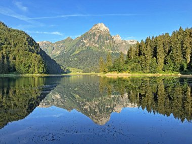 Glarus Alpleri dağ masifinde alp gölü Obersee ve Glarnerland turistik bölgesinde, Nafels (Naefels) - Glarus Kantonu, İsviçre