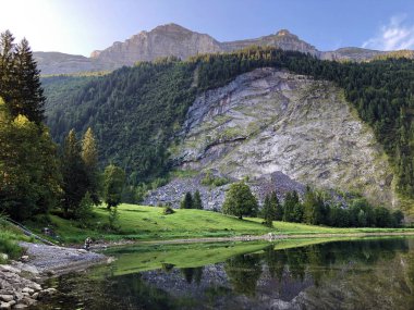 Glarus Alpleri dağ masifinde alp gölü Obersee ve Glarnerland turistik bölgesinde, Nafels (Naefels) - Glarus Kantonu, İsviçre