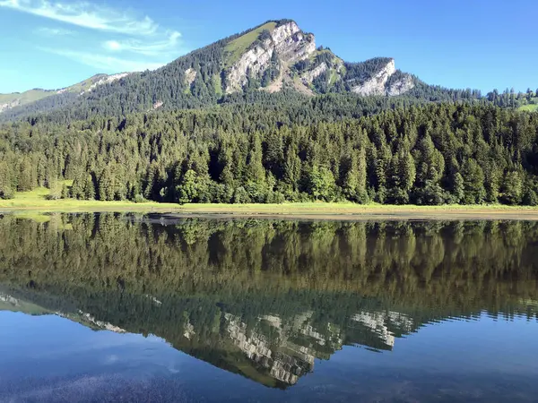 Αλπική Λίμνη Obersee Στην Ορεινή Οροσειρά Των Αλάλπεων Και Στην — Φωτογραφία Αρχείου