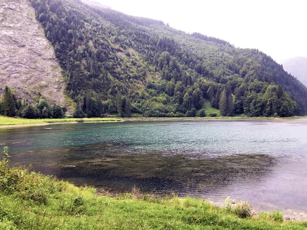 阿尔卑斯山奥伯湖在格拉鲁斯阿尔卑斯山山马西夫和格拉纳兰旅游区 纳费尔斯 内费尔斯 格拉鲁斯州 — 图库照片
