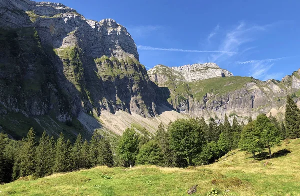 オーバーゼータール渓谷の上のプラッテンベルク山脈とシベルク山脈とグララスアルプス山脈マシフ ナフェルス ネーフェルス グララスの広州 スイス — ストック写真