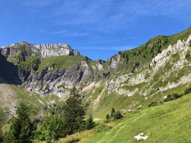 Oberseetal vadisi üzerinde ve Glarus alpleri dağ masiff, Nafels (Naefels) - Glarus Kantonu, İsviçre üzerinde Schiberg ve Bockmattlistock dağları