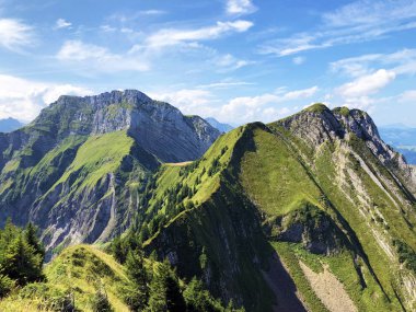 Oberseetal vadisi üzerinde ve Glarus alpleri dağ masiff, Nafels (Naefels) - Glarus Kantonu, İsviçre üzerinde Schiberg ve Bockmattlistock dağları