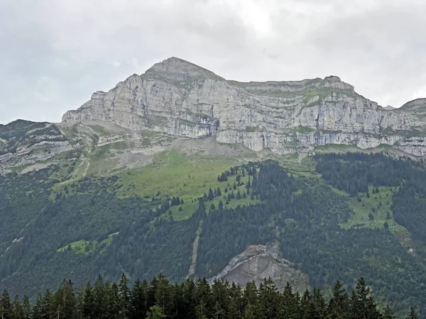 オーバーシータール渓谷の上とグララスアルプス山脈のマシフ ナフェルス ネーフェルス のプラッテンベルク山 グララスの広州 スイス — ストック写真