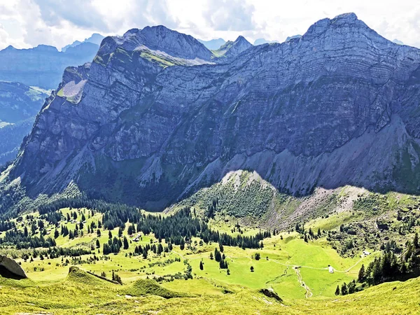 ブルネリストック ブルエンネリストック とオベルゼー渓谷と高山湖オーバーゼー ナフェルス ネーフェルス の上のプラッテンベルク山脈 グララスの広州 スイス — ストック写真