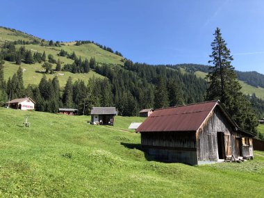 Oberseetal dağ vadisinde ve Glarnerland turistik bölgesinde Vorder Ahornenin Alp köyü, Nafels (Naefels) - Glarus Kton, İsviçre