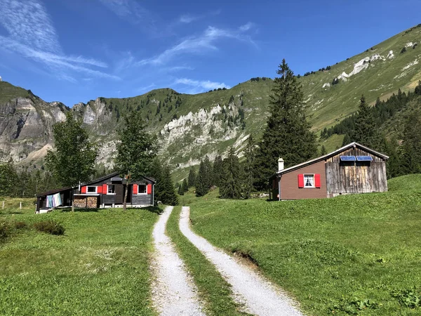 オーバーシータール山脈の谷とグラーナーランドの観光地 ナフェルス ネーフェルス のヴァルダー アホルネニンのアルプス村 グララスの広州 スイス — ストック写真