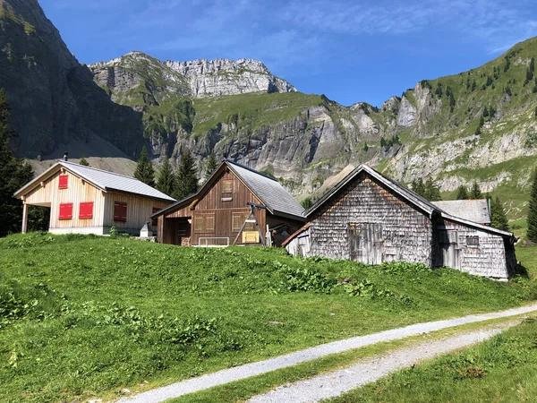 オーバーシータール山脈の谷とグラーナーランドの観光地 ナフェルス ネーフェルス のヴァルダー アホルネニンのアルプス村 グララスの広州 スイス — ストック写真