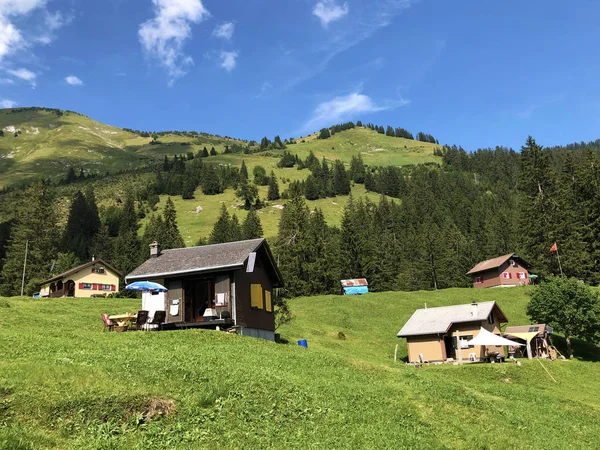 阿尔卑斯村庄Vorder Ahornenin在奥伯塞塔尔山谷和格拉纳兰旅游区 纳费尔斯 奈费尔斯 格拉鲁斯州 — 图库照片