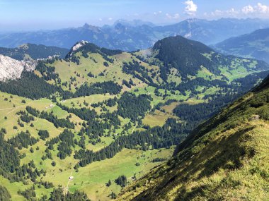 Oberseetal vadisinin üzerindeki Tierberg'in tepesinden ve Glarus alpleri dağ masiffinde, Nafels (Nfels veya Naefels) - Glarus Kantonu, İsviçre