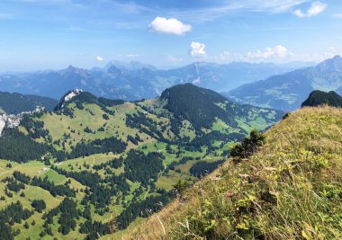 Oberseetal vadisinin üzerindeki Tierberg'in tepesinden ve Glarus alpleri dağ masiffinde, Nafels (Nfels veya Naefels) - Glarus Kantonu, İsviçre