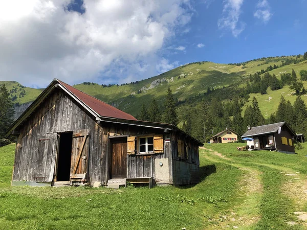 オーバーシータール山脈の谷とグラーナーランドの観光地 ナフェルス ネーフェルス のヴァルダー アホルネニンのアルプス村 グララスの広州 スイス — ストック写真