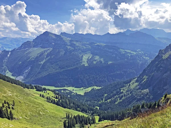 从奥伯塞塔尔山谷上方的蒂尔贝格山顶和格拉鲁斯阿尔卑斯山马西夫 纳费尔斯 恩菲尔斯或内费尔斯 瑞士格拉鲁斯州 — 图库照片