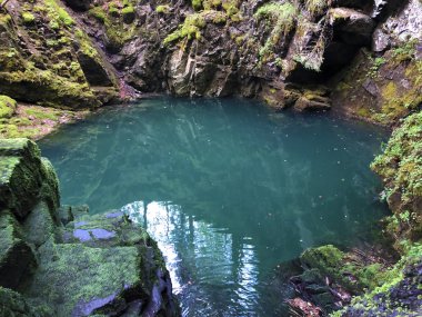 Mağara ve kaynak Hundsloch (Hundslochquelle) alp wagitalersee (Waegitalersee), Innerthal - Katarakt Schwyz, İsviçre tarafından