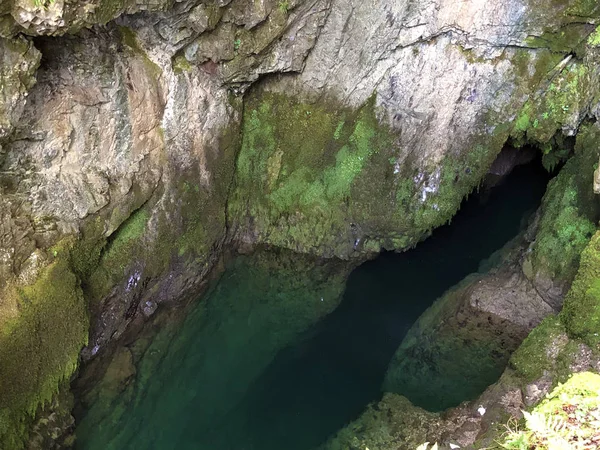 Grotta Sorgente Hundsloch Hundslochquelle Presso Lago Alpino Wagitalersee Waegitalersee Innerthal — Foto Stock