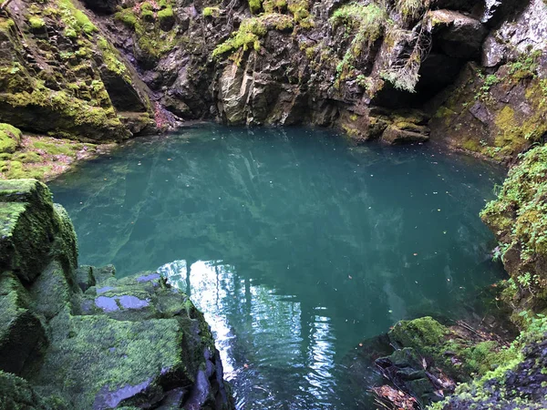 Cueva Fuente Hundsloch Hundslochquelle Por Lago Alpino Wagitalersee Waegitalersee Innerthal — Foto de Stock