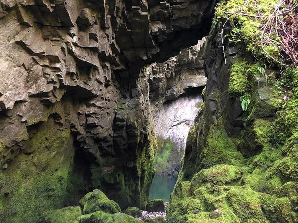 Cueva Fuente Hundsloch Hundslochquelle Por Lago Alpino Wagitalersee Waegitalersee Innerthal — Foto de Stock