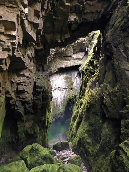 Grotta Sorgente Hundsloch Hundslochquelle Presso Lago Alpino Wagitalersee Waegitalersee Innerthal — Foto Stock