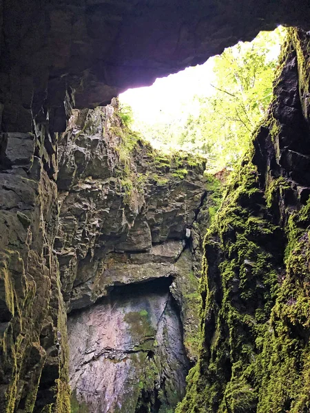 Cueva Fuente Hundsloch Hundslochquelle Por Lago Alpino Wagitalersee Waegitalersee Innerthal — Foto de Stock