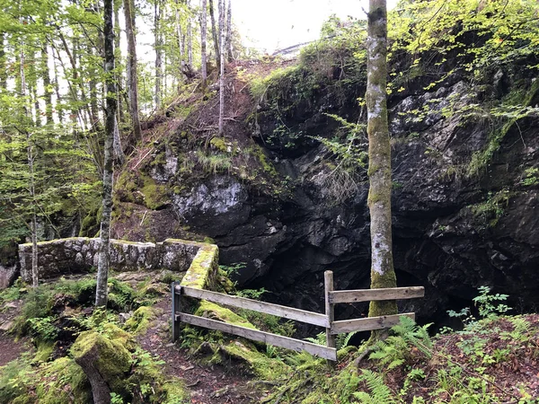 Cueva Fuente Hundsloch Hundslochquelle Por Lago Alpino Wagitalersee Waegitalersee Innerthal — Foto de Stock