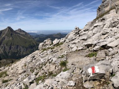 Wagital vadisinde (Waegital) ve Alp gölü Wagitalersee'de (Waegitalersee), Innerthal - Schwyz Kantonu, İsviçre'de yürüyüş ve yürüyüş parkurları