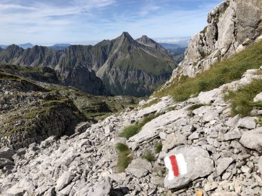 Wagital vadisinde (Waegital) ve Alp gölü Wagitalersee'de (Waegitalersee), Innerthal - Schwyz Kantonu, İsviçre'de yürüyüş ve yürüyüş parkurları