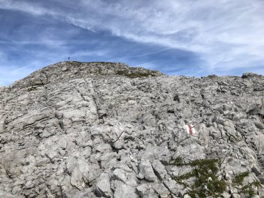 Wagital vadisinde (Waegital) ve Alp gölü Wagitalersee'de (Waegitalersee), Innerthal - Schwyz Kantonu, İsviçre'de yürüyüş ve yürüyüş parkurları