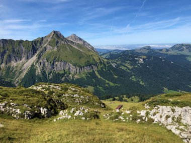 Wagital vadisindeki alp otlakları ve otlaklar (Waegital veya Wgital), Innerthal - Schwyz Kantonu, İsviçre
