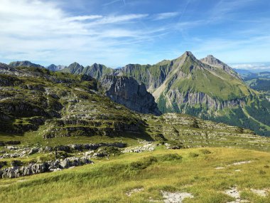 Wagital vadisindeki alp otlakları ve otlaklar (Waegital veya Wgital), Innerthal - Schwyz Kantonu, İsviçre