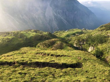 Wagital vadisindeki alp otlakları ve otlaklar (Waegital veya Wgital), Innerthal - Schwyz Kantonu, İsviçre