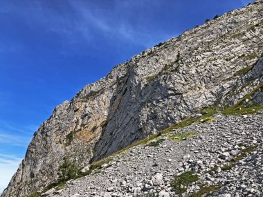 Wagital vadisi (Waegital) ve alp wagitalersee (Waegitalersee), Innerthal - Schwyz Kantonu, İsviçre üzerinde Mutteriberg dağı