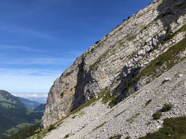 Wagital vadisi (Waegital) ve alp wagitalersee (Waegitalersee), Innerthal - Schwyz Kantonu, İsviçre üzerinde Mutteriberg dağı