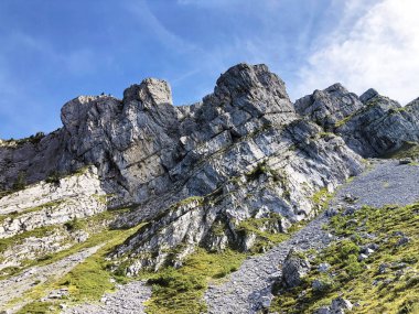 Wagital vadisi (Waegital) ve alp wagitalersee (Waegitalersee), Innerthal - Schwyz Kantonu, İsviçre üzerinde Mutteriberg dağı