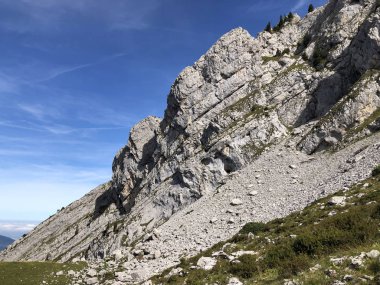 Wagital vadisi (Waegital) ve alp wagitalersee (Waegitalersee), Innerthal - Schwyz Kantonu, İsviçre üzerinde Mutteriberg dağı